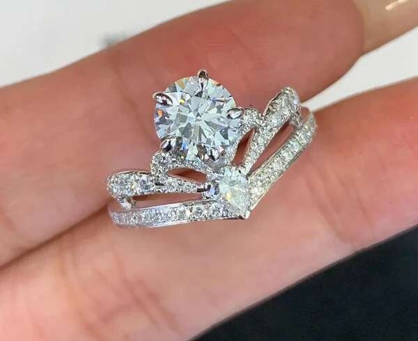 Why Lab Grown Pear Diamond Engagement Rings Are Loved by Couples