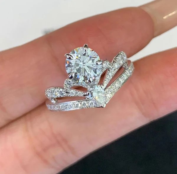 Why Lab Grown Pear Diamond Engagement Rings Are Loved by Couples