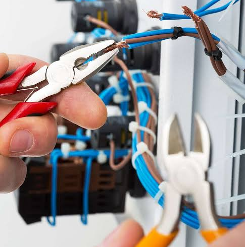 Before Hiring an Electrician in the GTA: What Homeowners Should Know